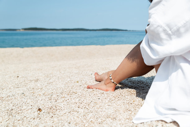 女人的腿在夏天的海滩图片下载