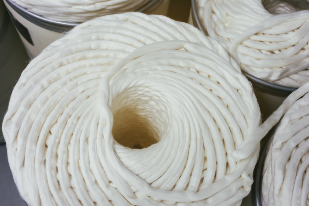 用于机器上生产服装、布料、纺织品的工业用棉织物卷图片下载