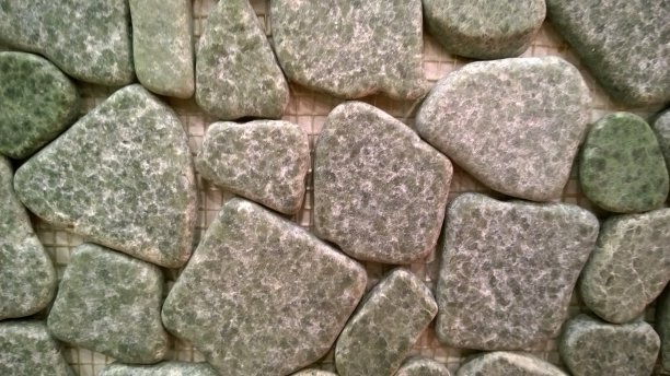 石墙背景。天然石材景观。郊区的房地产。建筑材料。建筑墙。图片下载