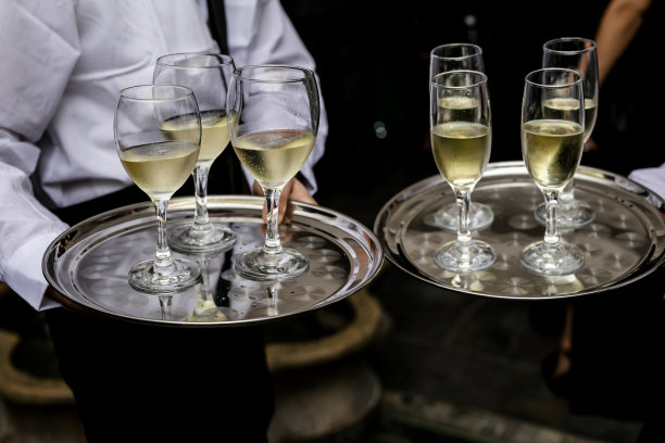 服务员托着一个托盘图片下载