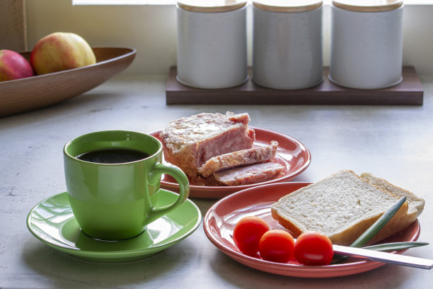 早餐有吐司和黑咖啡。图片下载