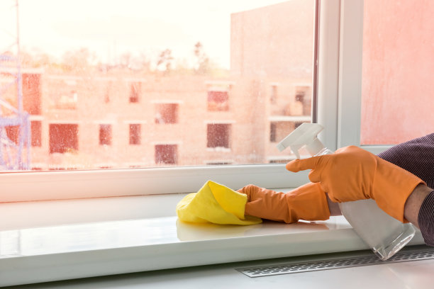 戴手套和清洁用具的人清洗厨房家具。保护你自己图片下载