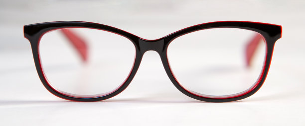 黑色眼镜的视觉与红色蝴蝶结在白色的背景。图片下载