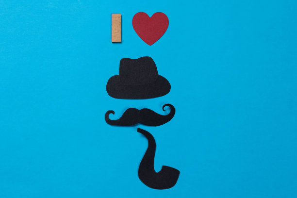 黑帽子，小胡子，烟斗和纸做的红心图片下载