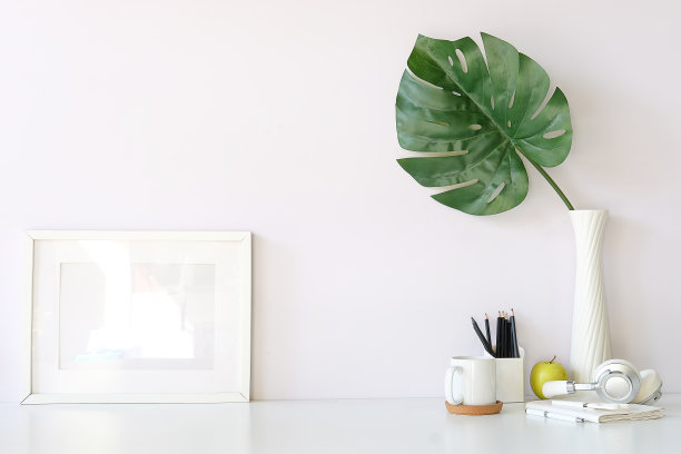 模拟工作区书桌和复制空间的书籍，植物和咖啡在木头书桌上。图片下载