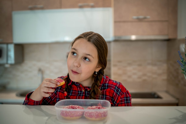 小女孩想要甜甜圈图片下载