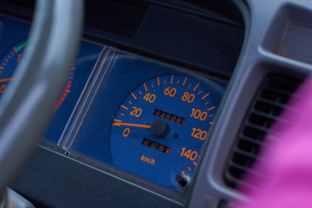 柴油发动机，卡车内部的零件和日本的特殊设备图片下载