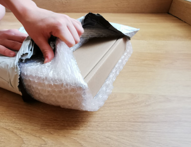 投递，邮件和人的概念-男子与纸箱或包裹在家里的近距离图片下载