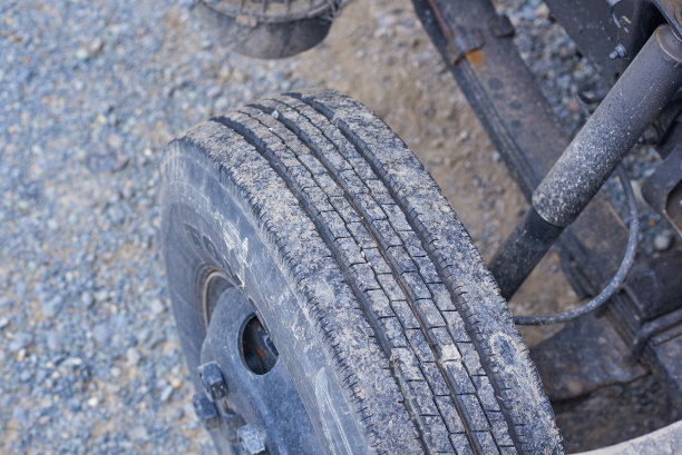 柴油发动机，卡车内部的零件和日本的特殊设备图片下载