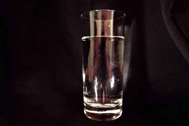 透明的水杯里的倒影图片下载