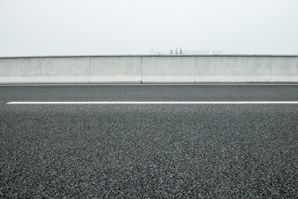 晴空下的公路路面图片下载