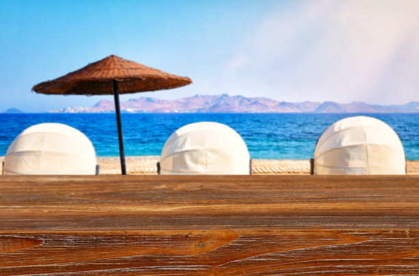 热带海滩前的木桌图片。准备好产品展示图片下载