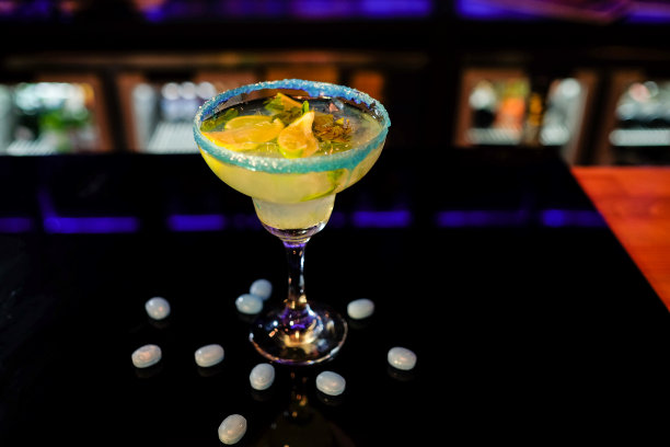 酒吧里的酒精鸡尾酒以水果为主图片下载
