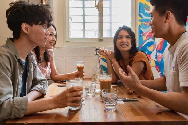 一群朋友在餐馆喝酒。年轻人正在享受图片下载