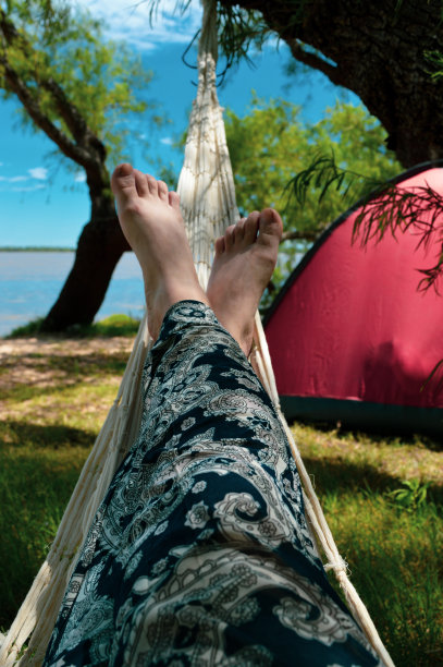 吊床上的女人图片下载