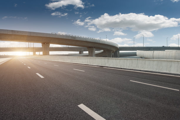 通往城市的高速公路上的立交桥图片下载