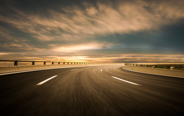 通往城市的高速公路上的立交桥图片下载