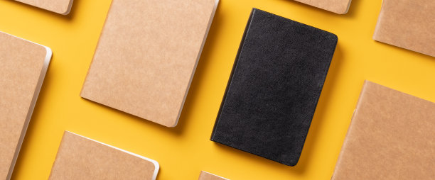 创意内容营销理念。顶部视图的笔记本对齐模式上的黄色表背景。为在线广告内容的模型。独特的想法图片下载