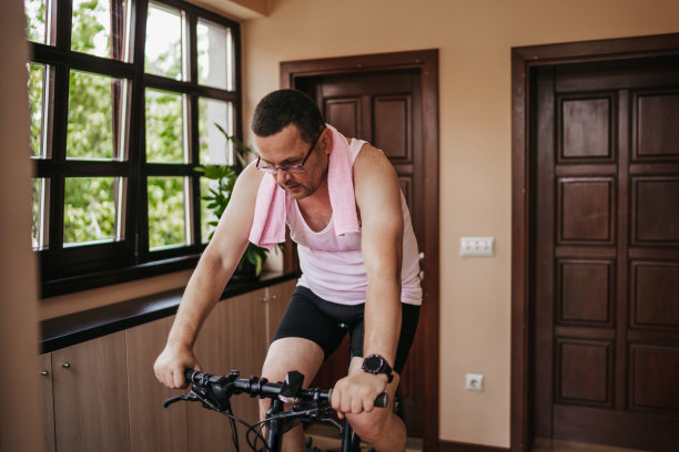 男子训练自行车家庭教练图片下载