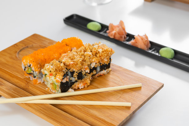 一套寿司和卷三文鱼和金枪鱼，鳄梨，加州，maki，酱油，筷子特写。图片下载