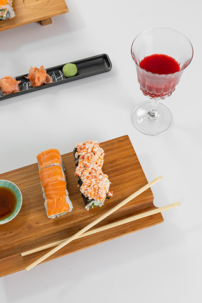 一套寿司和卷三文鱼和金枪鱼，鳄梨，加州，maki，酱油，筷子特写。图片下载