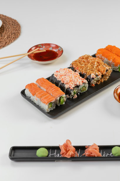 一套寿司和卷三文鱼和金枪鱼，鳄梨，加州，maki，酱油，筷子特写。图片下载