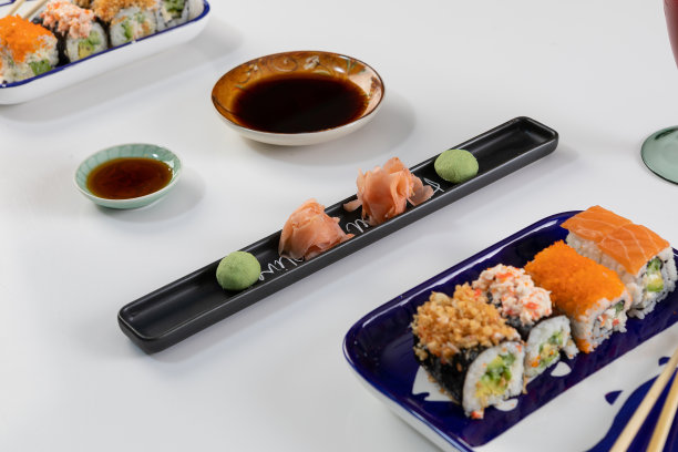 一套寿司和卷三文鱼和金枪鱼，鳄梨，加州，maki，酱油，筷子特写。图片下载