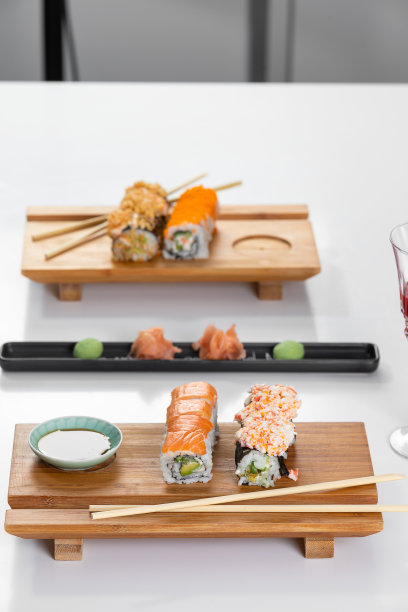 一套寿司和卷三文鱼和金枪鱼，鳄梨，加州，maki，酱油，筷子特写。图片下载