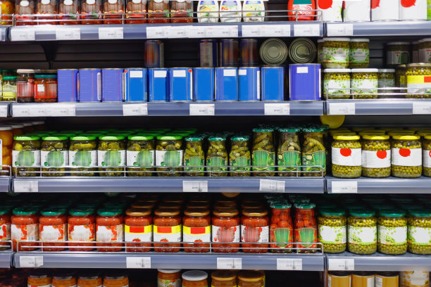 冷库内的罐装食品。图片下载