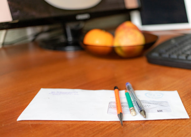 家里的桌面上，放着一盘水果当点心图片下载