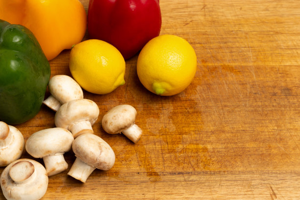 蔬菜，蘑菇，柠檬在木板上图片下载