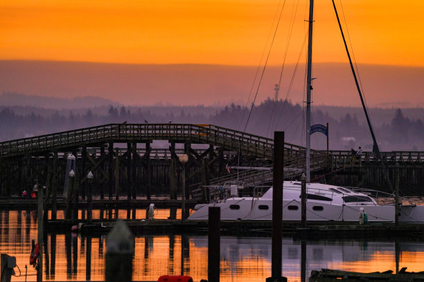 日出时停靠在港口的船只图片下载
