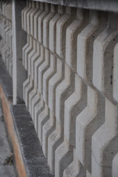 典雅的石栅栏排成一排的梯田图片下载