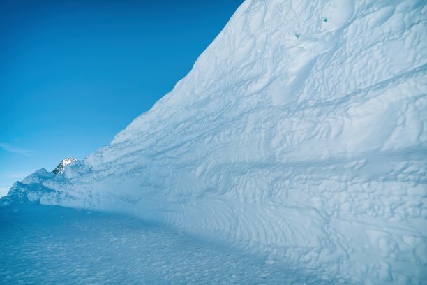 冬天在阳光明媚的山谷，阿达梅洛斯基，特伦蒂诺，阿尔普斯，意大利图片下载