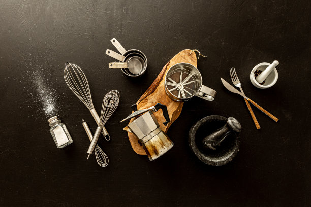 厨房用具(烹饪工具)黑色背景，免费复制空间图片下载