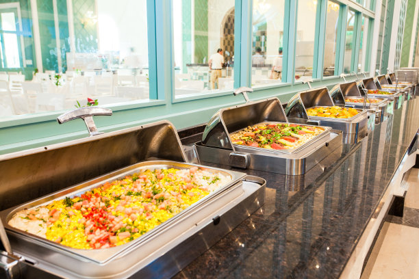 旅馆餐厅里的一排食品容器图片下载