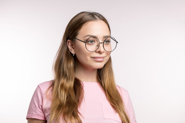 侧视图照片迷人的模特与美丽的妆容看距离图片下载