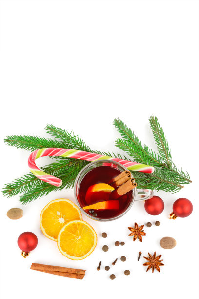 热葡萄酒与橙子，肉桂棒，茴香孤立在白色背景。平的。前视图。文本的空闲空间。图片下载