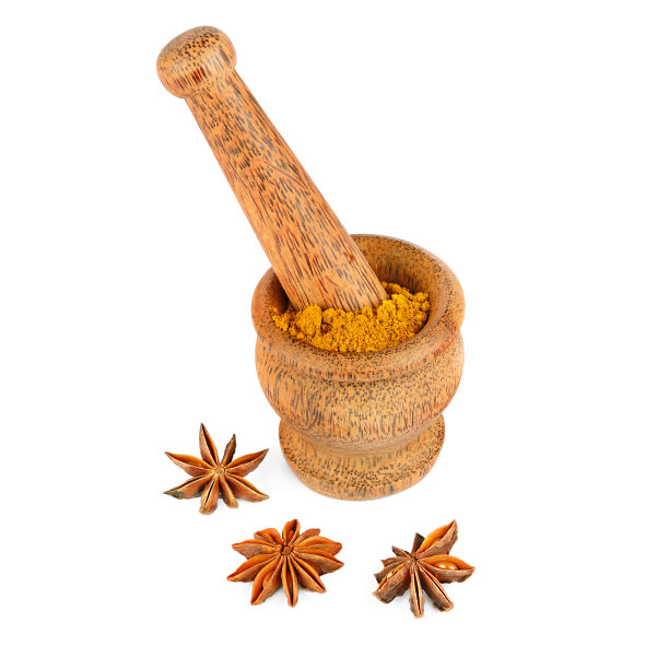 灰浆与咖喱粉和八角孤立在白色背景。图片下载