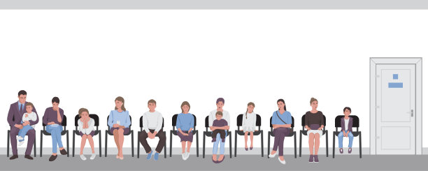 家长带着孩子坐在走廊里的椅子上，排队等着开门图片下载