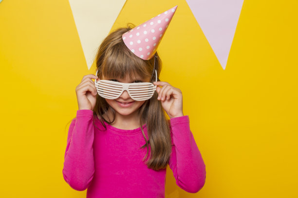 戴派对眼镜的生日女孩图片下载