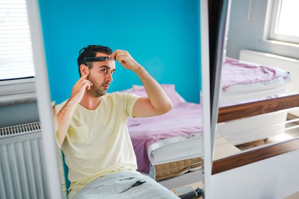 千禧男在锁住头发的时候剪了自己的头发图片下载