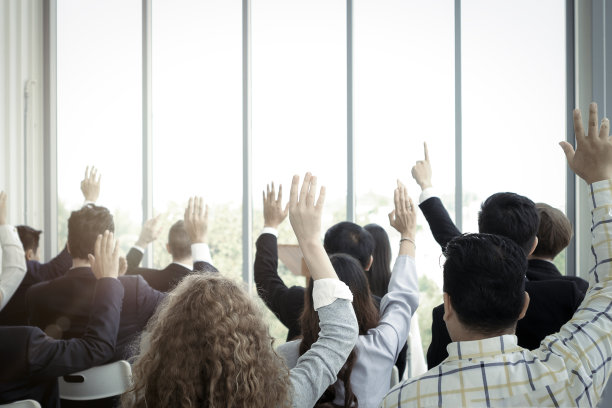 商务人士在会议中与演讲者举手提问，在会议中举手同意或投票表决意见图片下载