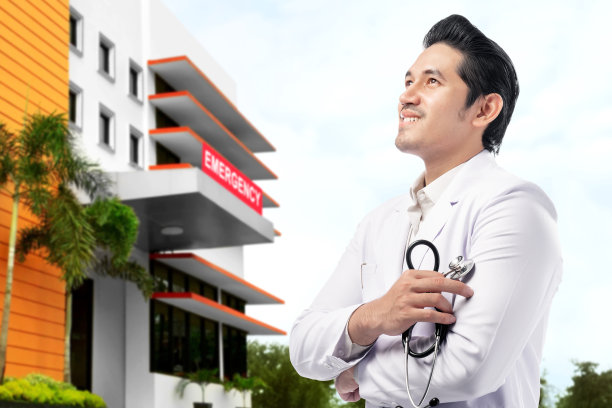 一名亚洲医生拿着听诊器站在急诊室前图片下载