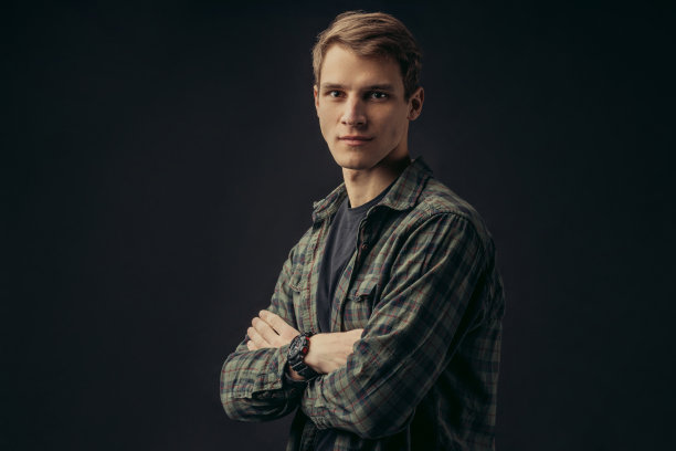 年轻男子的肖像在格子休闲衬衫图片下载