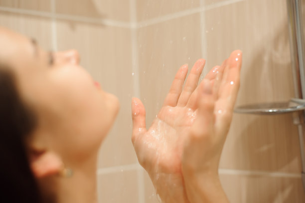 年轻美丽的女人正在放松淋浴的照片图片下载