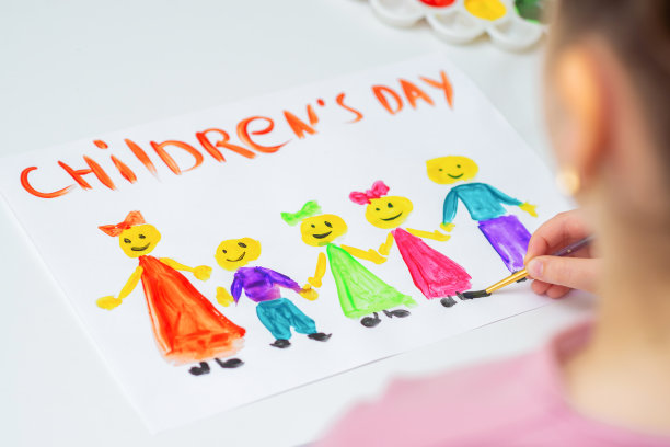 孩子正在画《儿童节快乐》。图片下载
