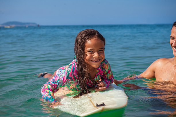 父亲和女儿冲浪日图片下载