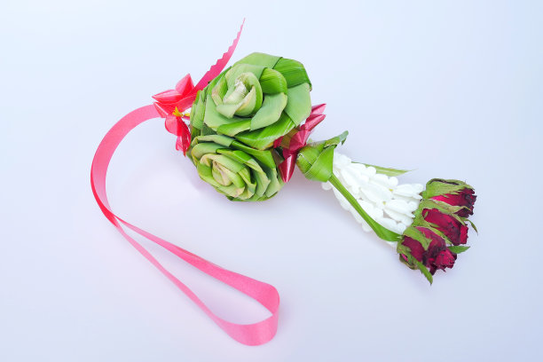 孤立的泰国传统茉莉花花环以献给僧人或佛陀和母亲节之际的白色背景为背景。图片下载