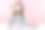 女性办公室员工拿着一次性咖啡杯，坐在工作场所，感觉安全健康，戴着卫生口罩图片下载